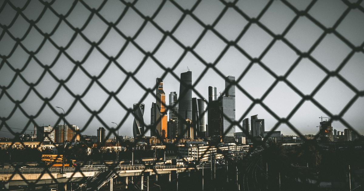 Studying state-private hybrid regimes of security governance through a ...