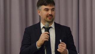 Daniel Lambach at a lectern giving a speech