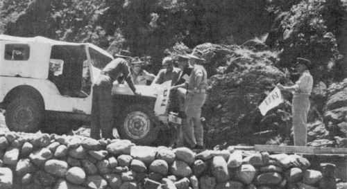 UN observers monitor a border discussion between Indian and Pakistani officers, 1963